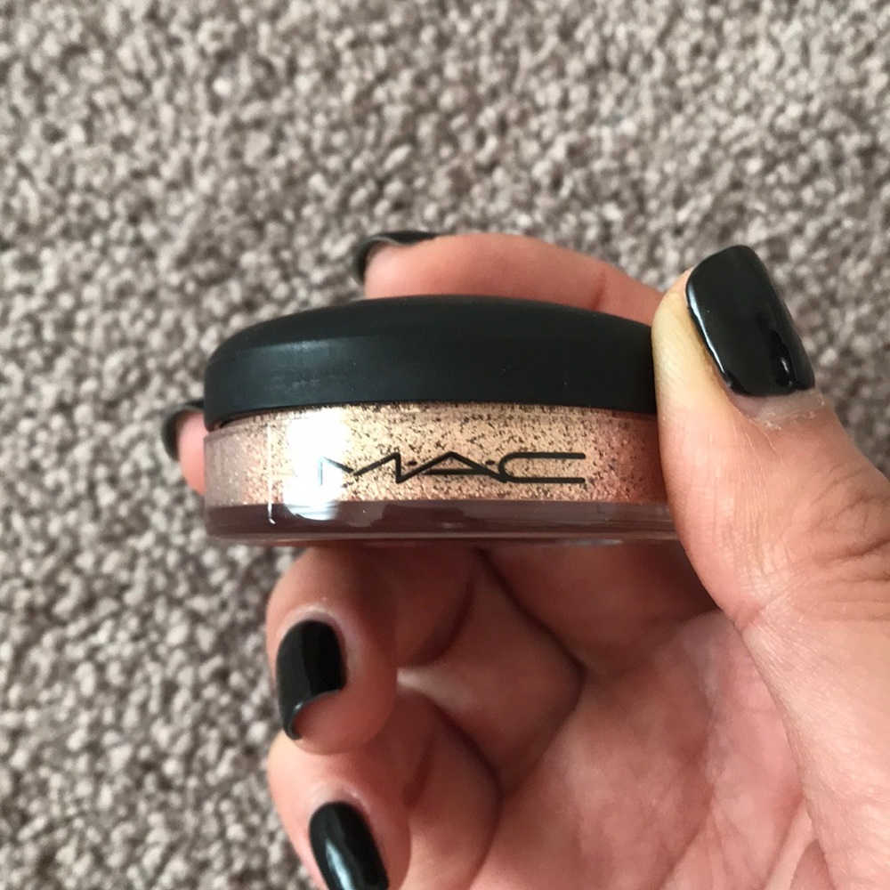 MAC Pearlized Pigment Clusters in Scatterays